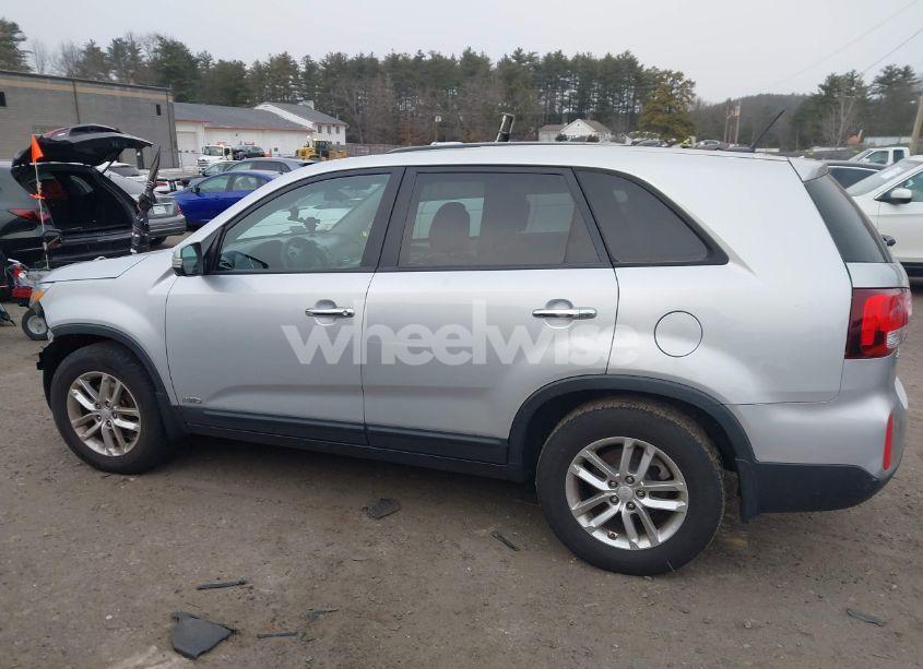 Photo 14 of 2015 Kia Sorento LX (VIN 5XYKTCA65FG567974)