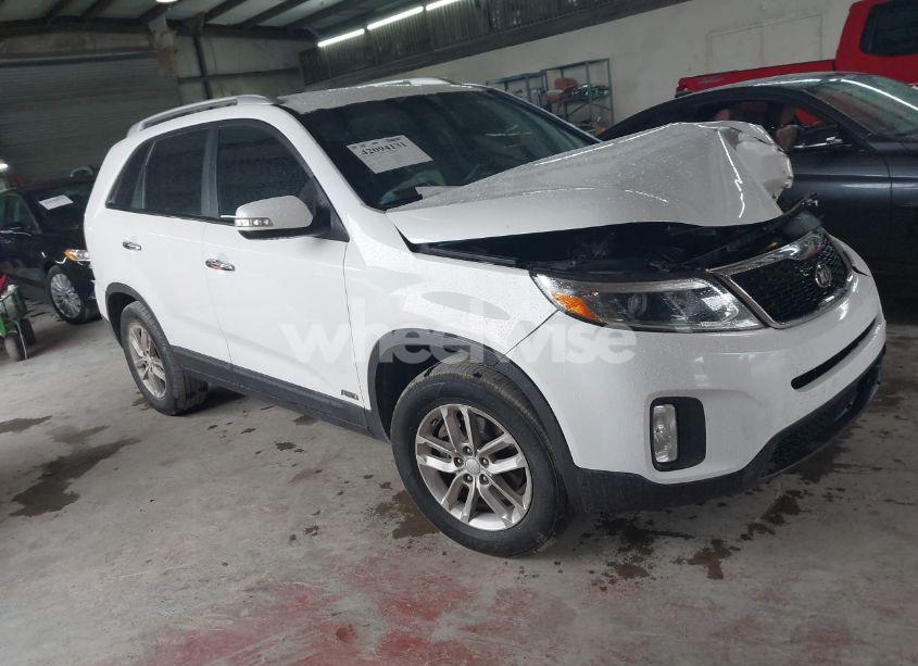2015 Kia Sorento LX (VIN 5XYKTCA65FG585570) main photo