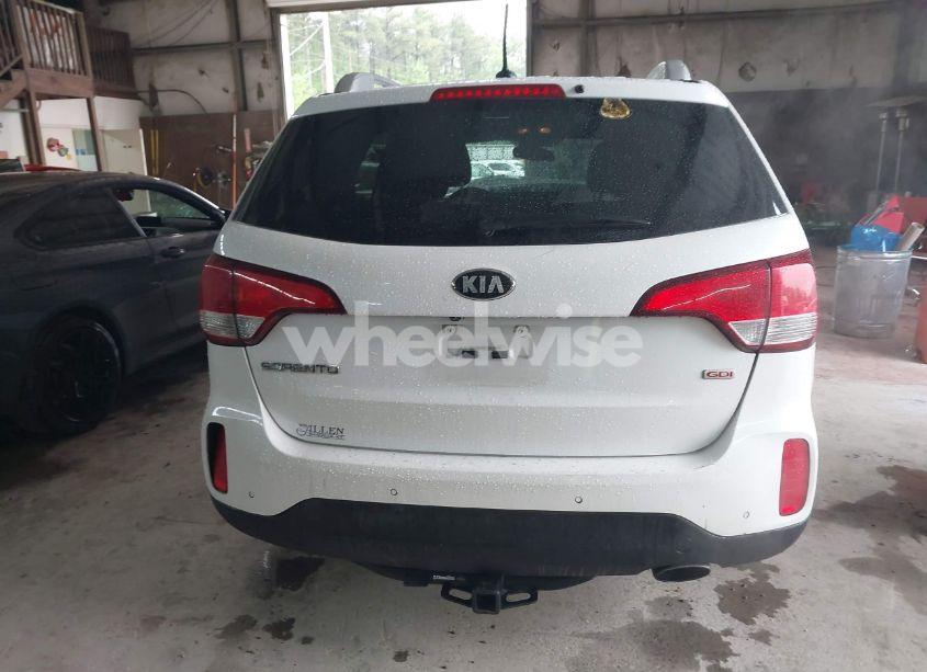 Photo 16 of 2015 Kia Sorento LX (VIN 5XYKTCA65FG585570)