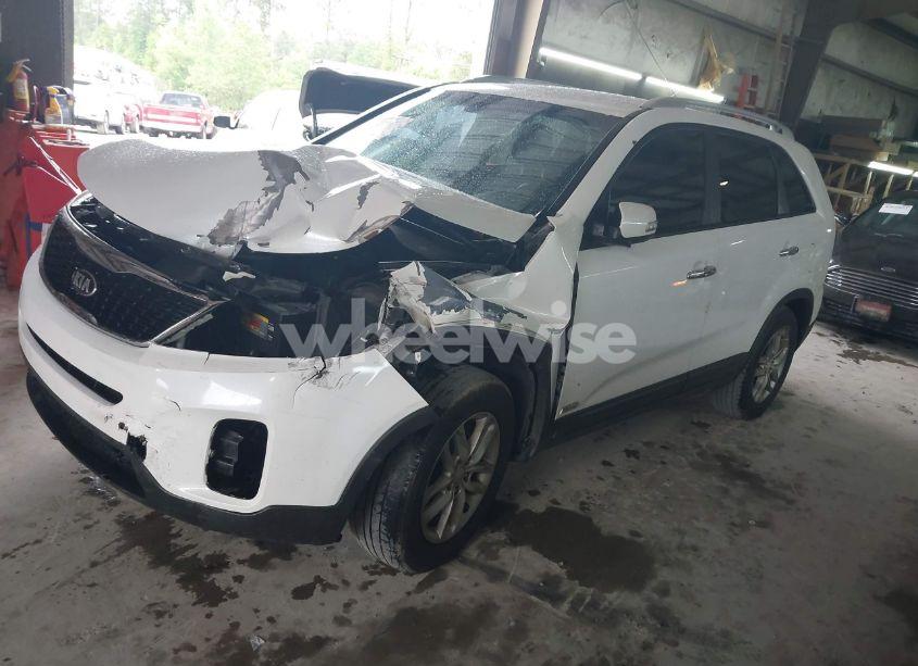 Photo 2 of 2015 Kia Sorento LX (VIN 5XYKTCA65FG585570)