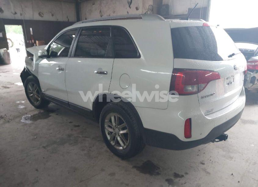 Photo 3 of 2015 Kia Sorento LX (VIN 5XYKTCA65FG585570)