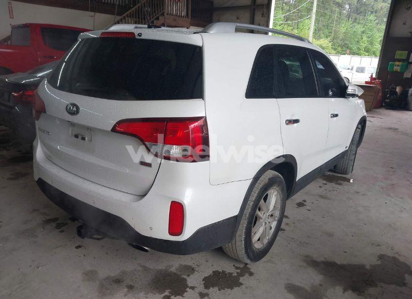 Photo 4 of 2015 Kia Sorento LX (VIN 5XYKTCA65FG585570)