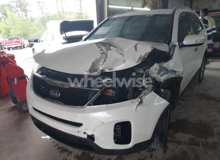 Photo 6 of 2015 Kia Sorento LX (VIN 5XYKTCA65FG585570)