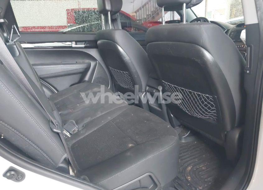 Photo 8 of 2015 Kia Sorento LX (VIN 5XYKTCA65FG585570)