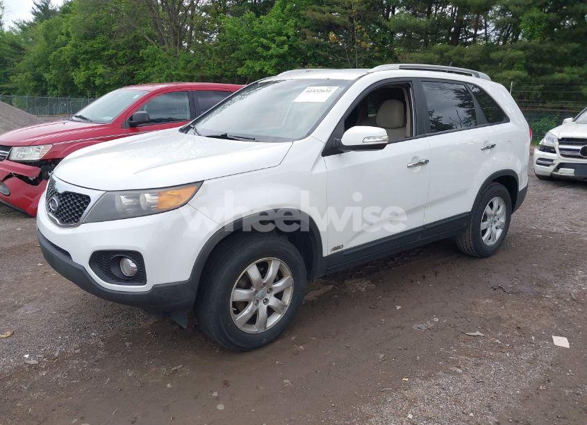Photo 2 of 2012 Kia Sorento LX (VIN 5XYKTCA66CG225672)