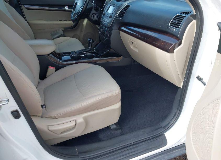 Photo 5 of 2014 Kia Sorento LX (VIN 5XYKTCA66EG451102)