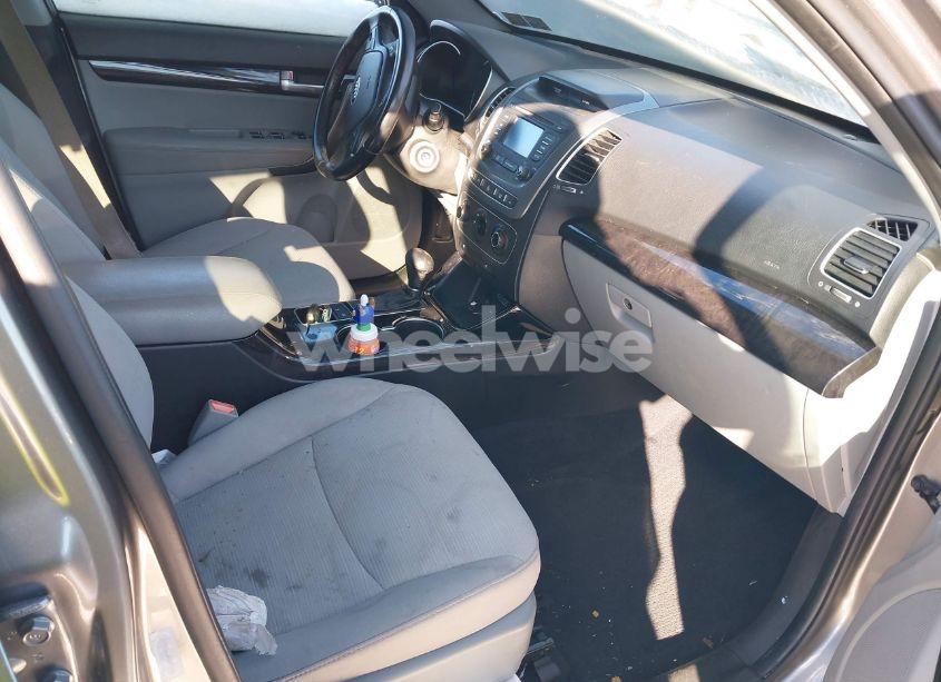 Photo 5 of 2014 Kia Sorento LX (VIN 5XYKTCA66EG479353)