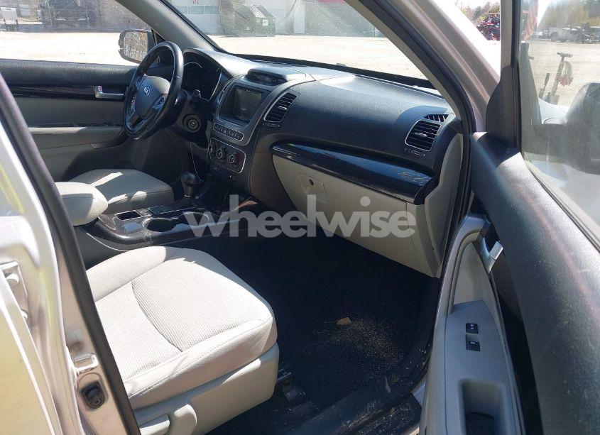 Photo 5 of 2014 Kia Sorento LX (VIN 5XYKTCA66EG506003)