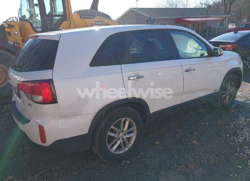 Photo 4 of 2014 Kia Sorento LX (VIN 5XYKTCA66EG515798)