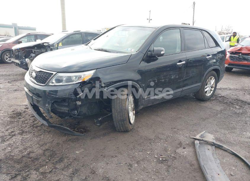 Photo 2 of 2014 Kia Sorento LX (VIN 5XYKTCA66EG517227)