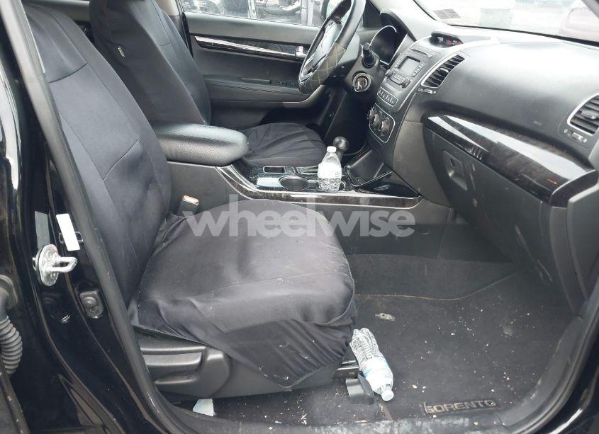 Photo 5 of 2014 Kia Sorento LX (VIN 5XYKTCA66EG517227)