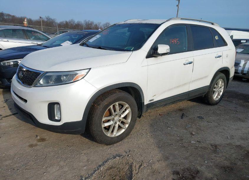 Photo 2 of 2015 Kia Sorento LX (VIN 5XYKTCA66FG609908)
