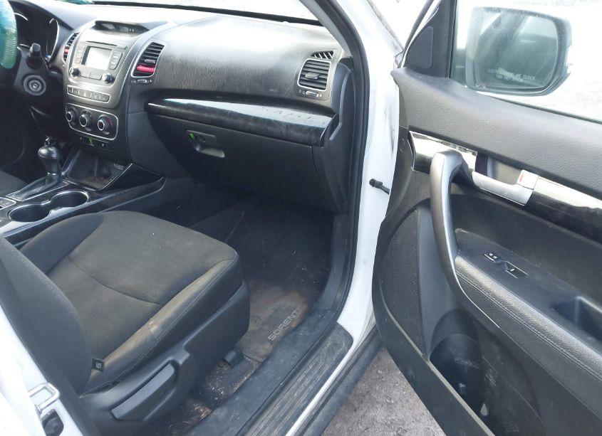 Photo 5 of 2015 Kia Sorento LX (VIN 5XYKTCA66FG609908)