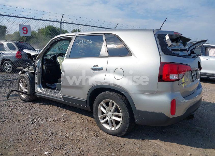 Photo 3 of 2015 Kia Sorento LX (VIN 5XYKTCA66FG624120)