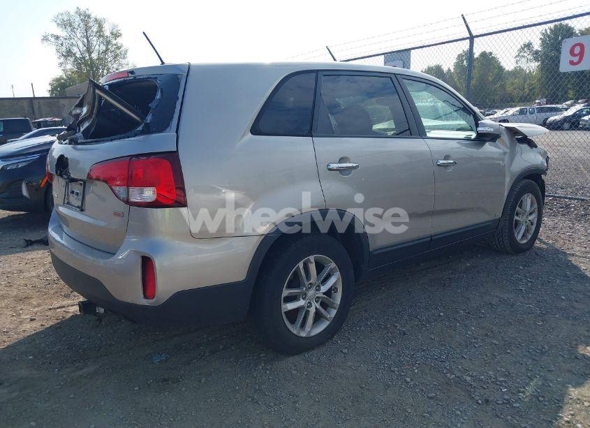 Photo 4 of 2015 Kia Sorento LX (VIN 5XYKTCA66FG624120)