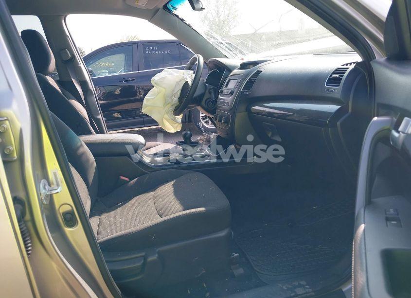 Photo 5 of 2015 Kia Sorento LX (VIN 5XYKTCA66FG624120)