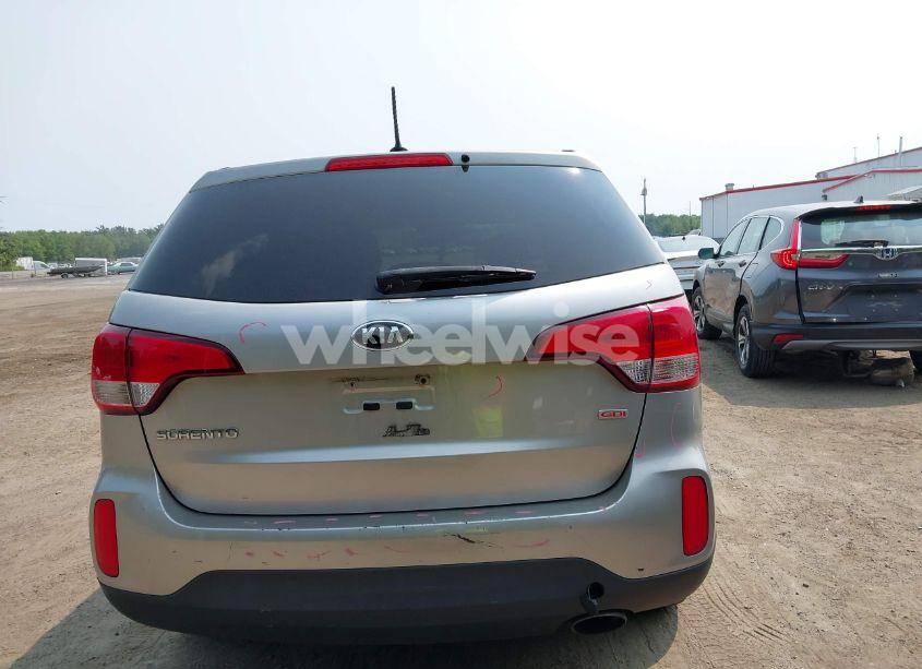 Photo 16 of 2015 Kia Sorento LX (VIN 5XYKTCA66FG654959)