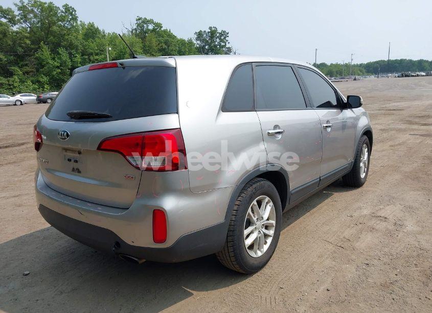 Photo 4 of 2015 Kia Sorento LX (VIN 5XYKTCA66FG654959)