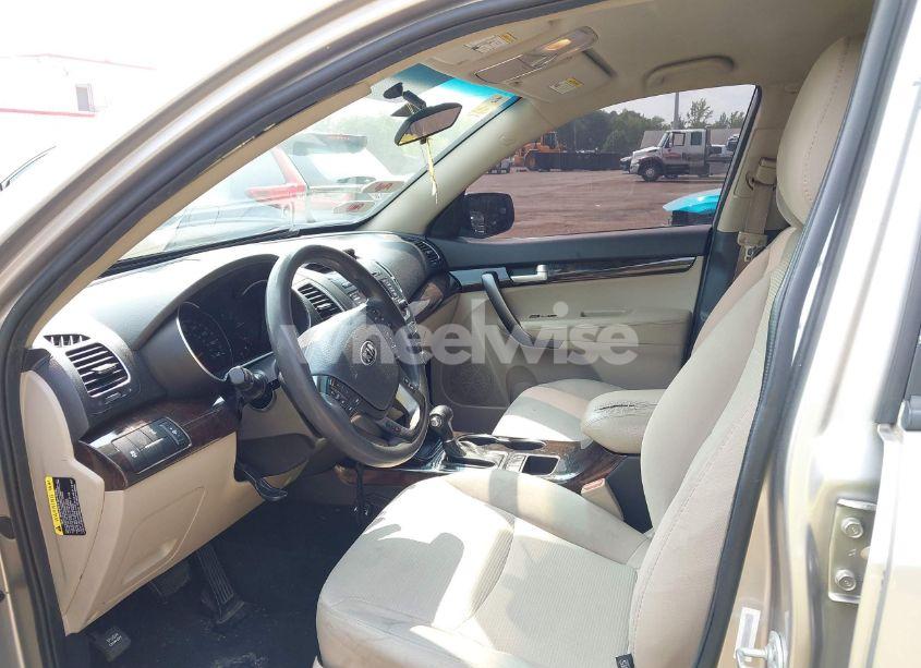 Photo 5 of 2015 Kia Sorento LX (VIN 5XYKTCA66FG654959)