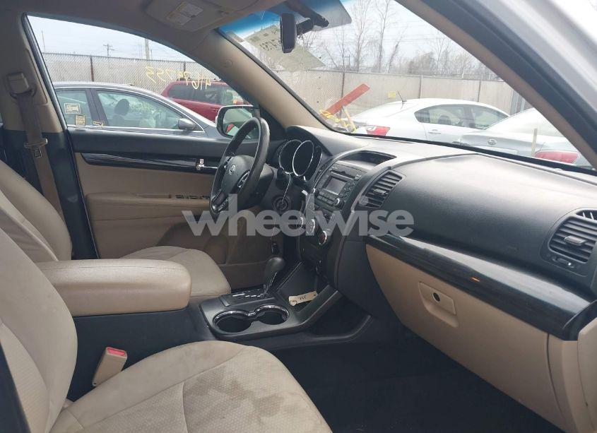 Photo 5 of 2012 Kia Sorento LX (VIN 5XYKTCA67CG308138)