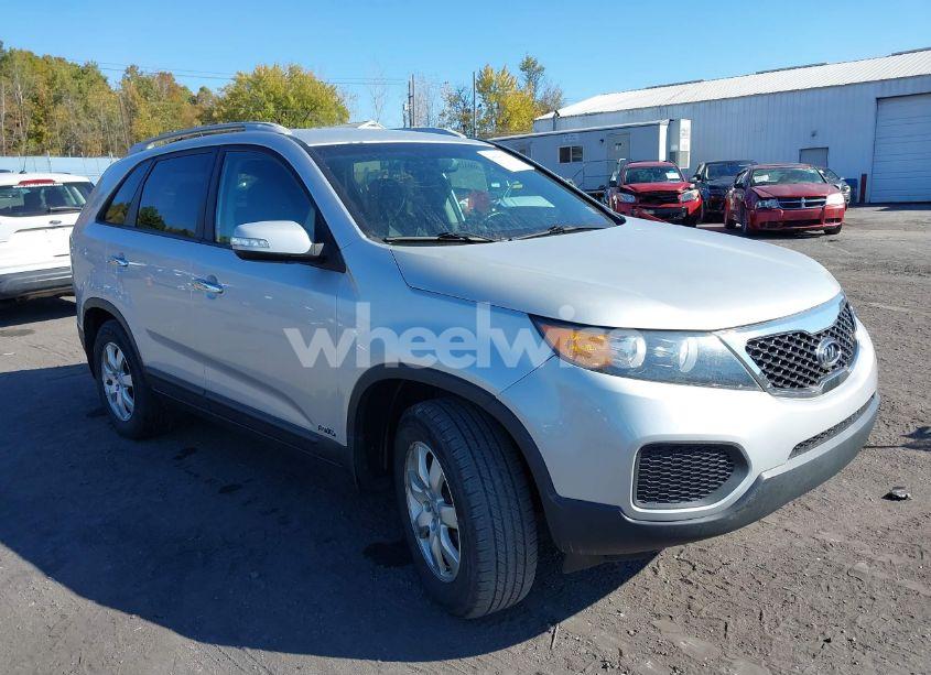 2013 Kia Sorento LX (VIN 5XYKTCA67DG310909) main photo