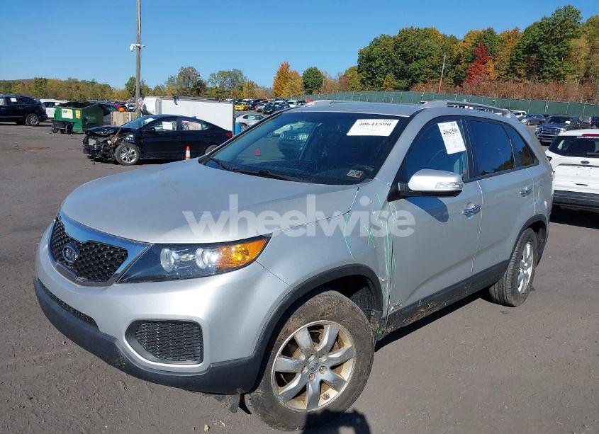 Photo 2 of 2013 Kia Sorento LX (VIN 5XYKTCA67DG310909)
