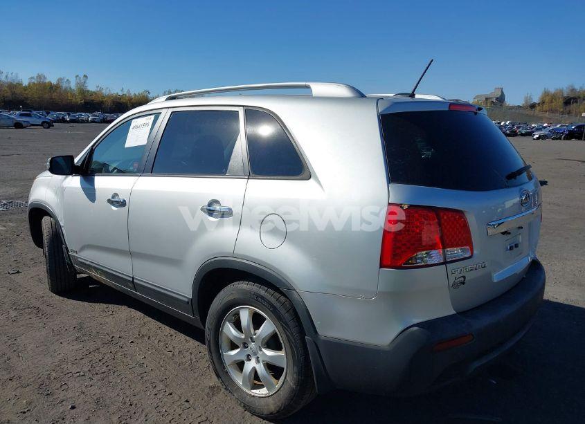 Photo 3 of 2013 Kia Sorento LX (VIN 5XYKTCA67DG310909)