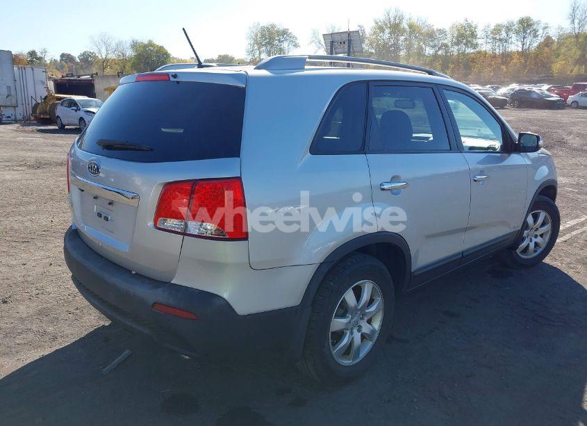 Photo 4 of 2013 Kia Sorento LX (VIN 5XYKTCA67DG310909)
