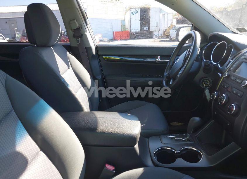 Photo 5 of 2013 Kia Sorento LX (VIN 5XYKTCA67DG310909)