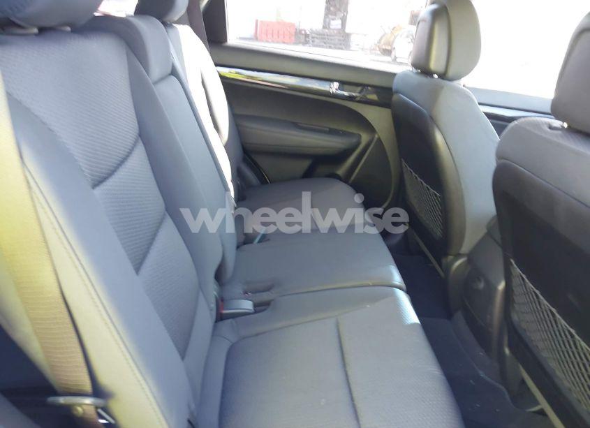 Photo 8 of 2013 Kia Sorento LX (VIN 5XYKTCA67DG310909)