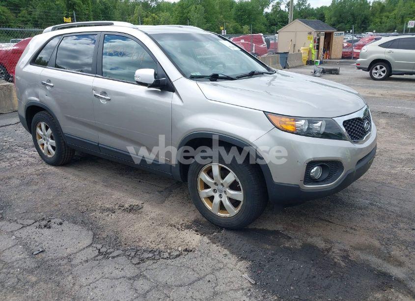2013 Kia Sorento LX (VIN 5XYKTCA67DG422416) main photo