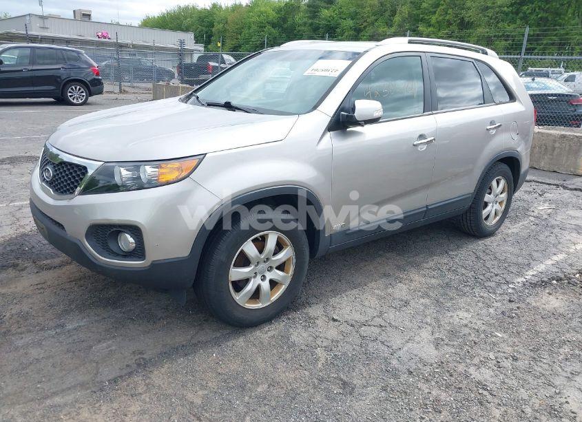 Photo 2 of 2013 Kia Sorento LX (VIN 5XYKTCA67DG422416)
