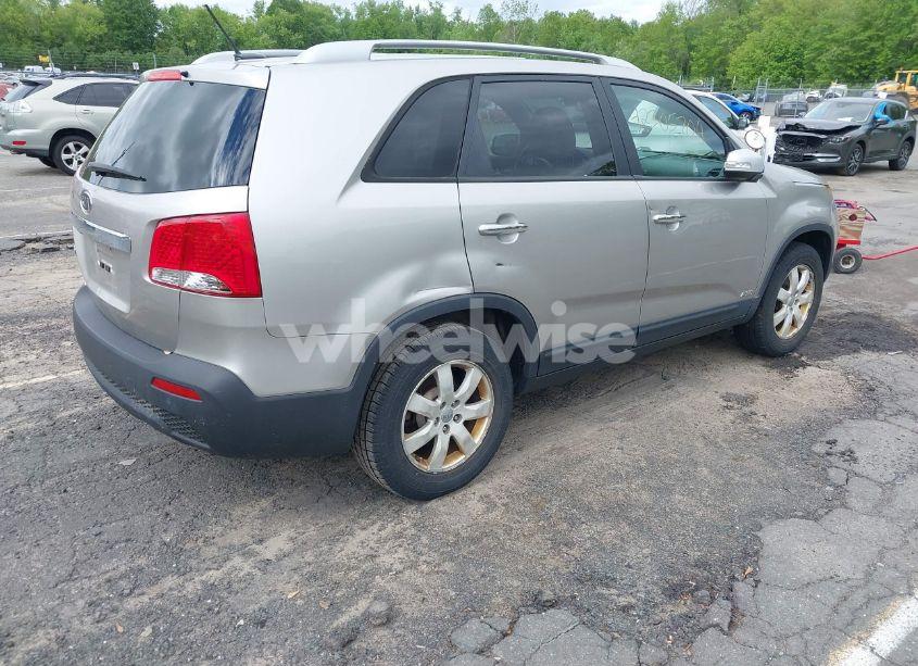 Photo 4 of 2013 Kia Sorento LX (VIN 5XYKTCA67DG422416)