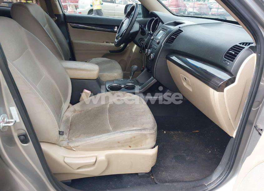 Photo 5 of 2013 Kia Sorento LX (VIN 5XYKTCA67DG422416)