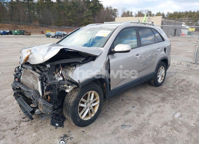 Photo 2 of 2014 Kia Sorento LX (VIN 5XYKTCA67EG438472)