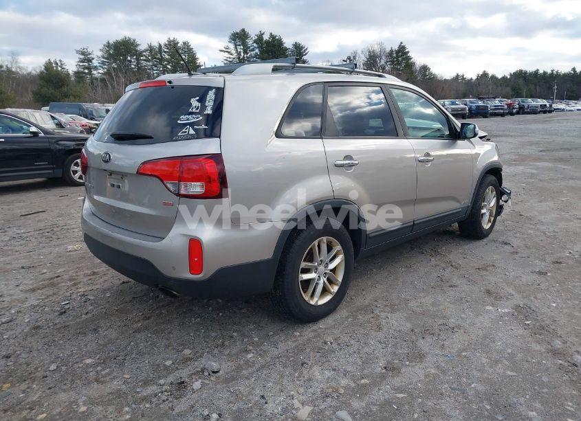 Photo 4 of 2014 Kia Sorento LX (VIN 5XYKTCA67EG438472)