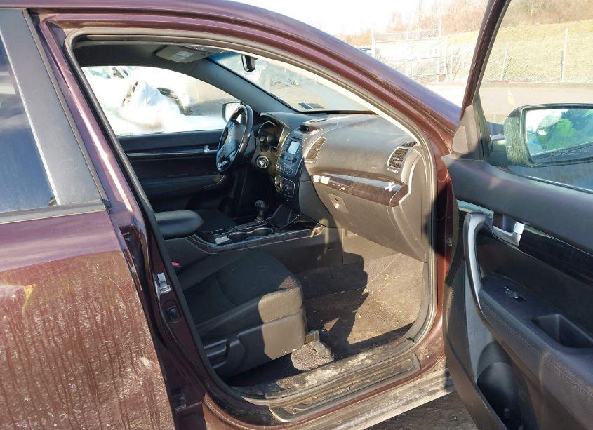 Photo 5 of 2014 Kia Sorento LX (VIN 5XYKTCA67EG479071)