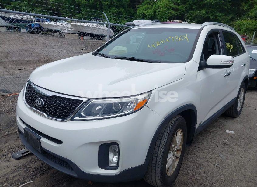 Photo 2 of 2014 Kia Sorento LX (VIN 5XYKTCA67EG479314)