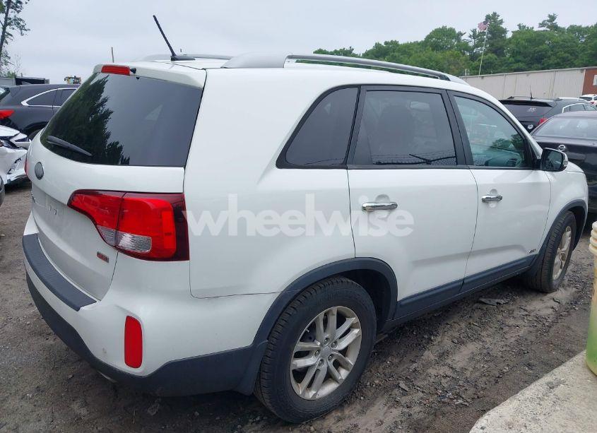 Photo 4 of 2014 Kia Sorento LX (VIN 5XYKTCA67EG479314)