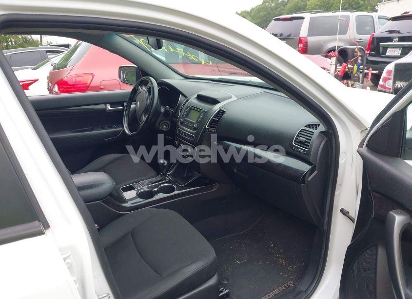 Photo 5 of 2014 Kia Sorento LX (VIN 5XYKTCA67EG479314)