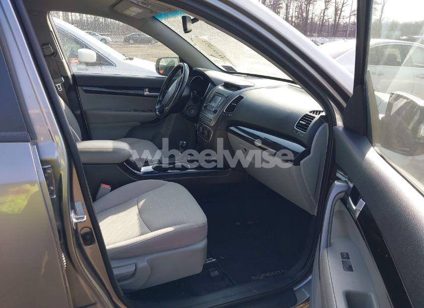 Photo 5 of 2014 Kia Sorento LX (VIN 5XYKTCA67EG505880)