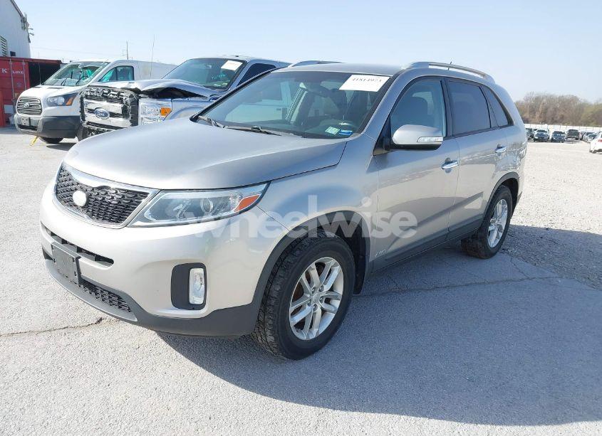 Photo 2 of 2014 Kia Sorento LX (VIN 5XYKTCA67EG543710)