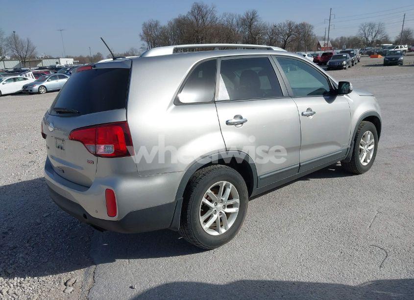 Photo 4 of 2014 Kia Sorento LX (VIN 5XYKTCA67EG543710)