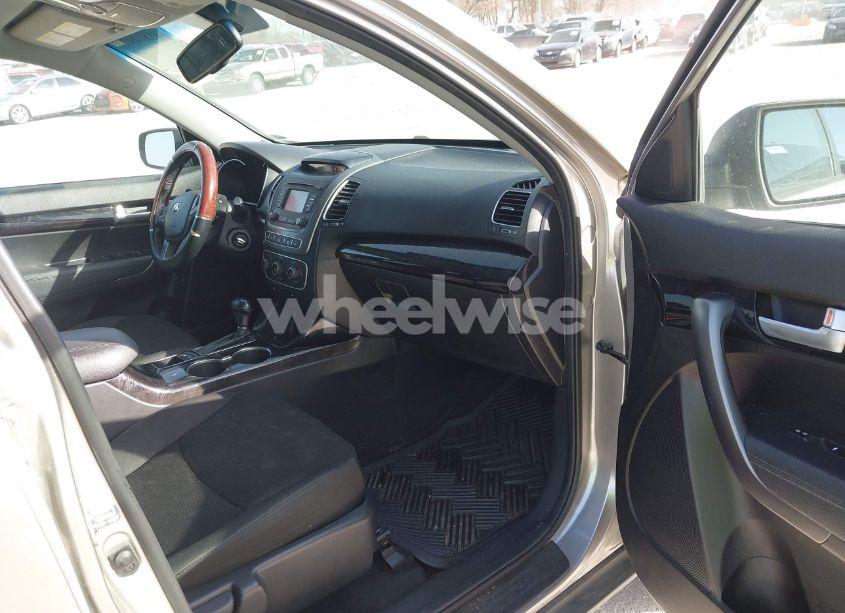 Photo 5 of 2014 Kia Sorento LX (VIN 5XYKTCA67EG543710)