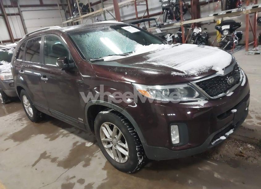 2015 Kia Sorento LX (VIN 5XYKTCA67FG585733) main photo