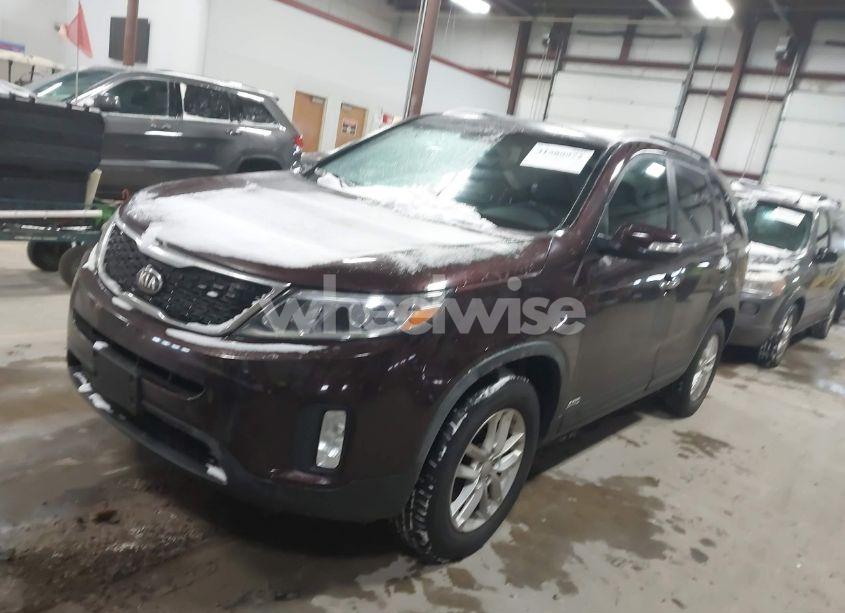 Photo 2 of 2015 Kia Sorento LX (VIN 5XYKTCA67FG585733)