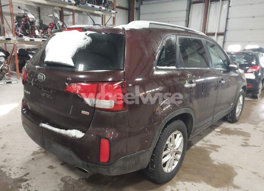 Photo 4 of 2015 Kia Sorento LX (VIN 5XYKTCA67FG585733)