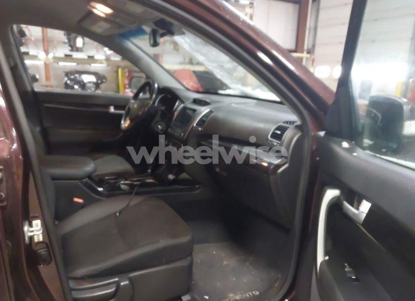 Photo 5 of 2015 Kia Sorento LX (VIN 5XYKTCA67FG585733)