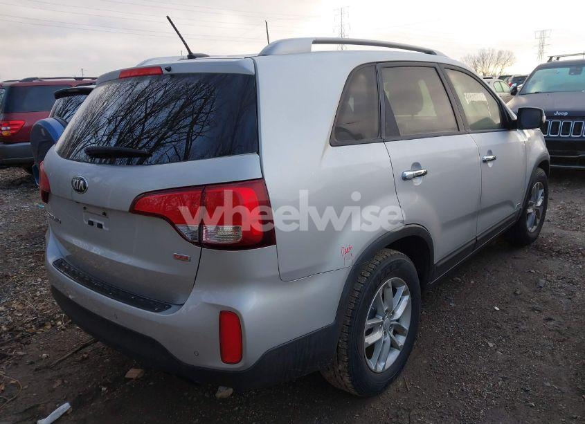 Photo 4 of 2015 Kia Sorento LX (VIN 5XYKTCA67FG616978)