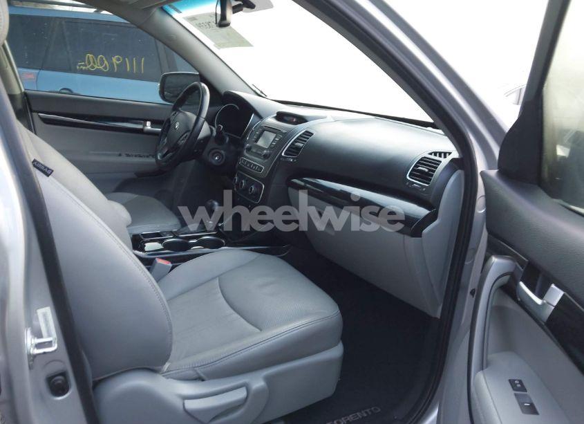 Photo 5 of 2015 Kia Sorento LX (VIN 5XYKTCA67FG616978)